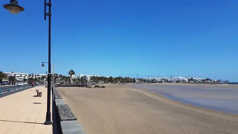 Playa-de-los-Pocillos-en-Puerto-del-Carmen-hoy.