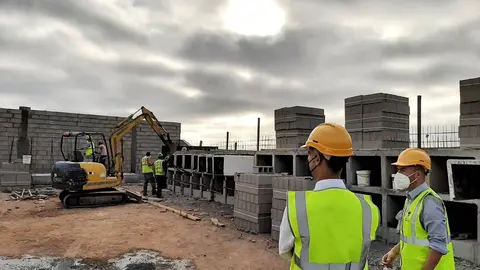foto alcalde y concejal en obras cementerio