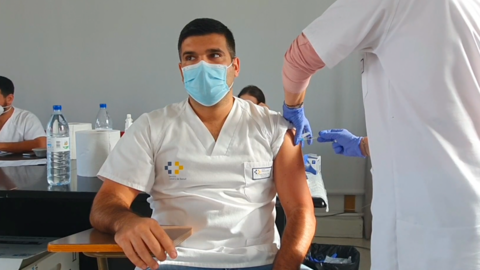Profesional sanitario vacunándose