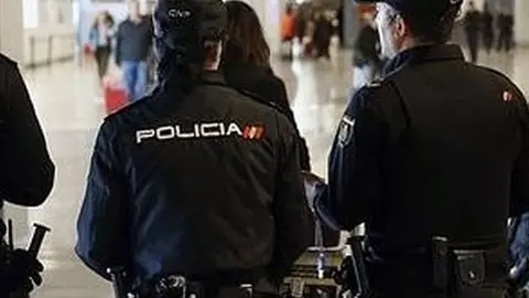 Policía Nacional trabajando en un aeropuerto.
