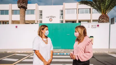 Arrecife contrata profesores para clases de apoyo en los colegios. La alcaldesa Astrid Pérez y la concejal de Educación, Saro González