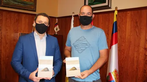 El alcalde de Yaiza y el autor del libro