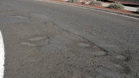 Carretera con socavones en Las Coloradas (Imagen de Cs)