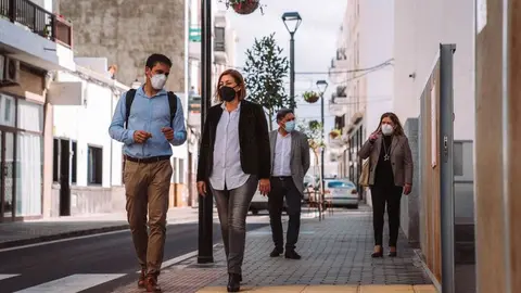 Transformación de la imagen urbana de varias calles en el barrio de La Destila. Un sector de la calle La Inés con árboles, bancos, alumbrado led, aceras anchas y accesibles