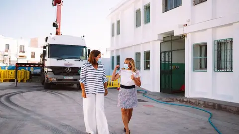 Arrecife saca a licitación las reformas y mantenimiento de todos los colegios. La alcaldesa Astrid Pérez y la concejal de Educación, Saro González, en una visita a obras en el colegio de Argana Alta