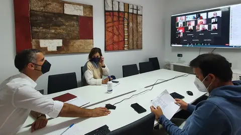 alcalde, traductora y tono en reunión vecinal GÜIME 8 02 2021
