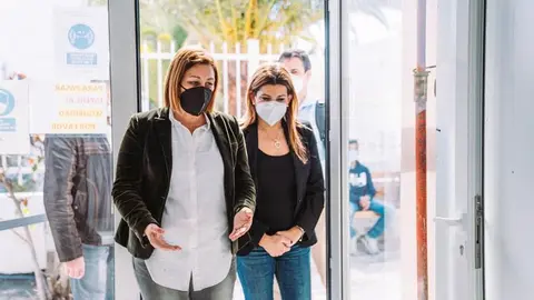 Nuevos accesos accesible al edificio de Servicios Sociales. La alcalesa Astrid Pérez y la concejal María Jesús Tovar en la nueva puerta de acceso al edificio central