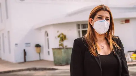 María Jesús Tovar, concejal de Servicios Sociales del l Ayuntamiento de Arrecife, ante la sede central  de los Servcios Sociales del Consistorio