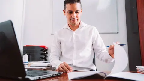 Eduardo Placeres Reyes, concejal del Área de Nuevas Tecnologías, supervisando temas de sus áreas de Gobierno en Arrecife