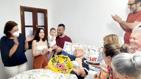 Doña María Lemes cuando cumplió 107 años con su familia y la alcaldesa de Arrecife.
