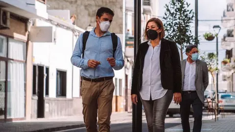 Arrecife otorga ayudas a la rehabilitación de viviendas. La alcaldesa Astrid Pérez con el concejal de Urbanismo y Viviendas. Tras ellos, el concejal de Obras Públicas