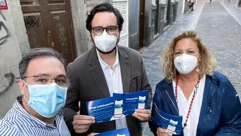 Imagen de Sergio Ramos y otros compañeros del PP de Gran Canaria durante una campaña sobre el Plan Antiockupación.