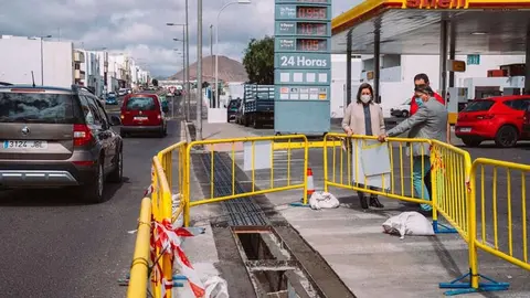 Nuevas canalizaciones de pluviales en los accesos al barrio de Altavista, realizadas por el Ayuntamiento de Arrecife. La alcaldesa y el concejal de Obras visitan las mejoras