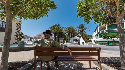 IMAGEN SAN BARTOLOMÉ SEÑOR MAYOR SENTADO EN UN BANCO