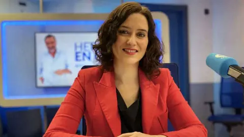 Imagen de la presidenta de la Comunidad de Madrid en los estudios de la COPE.