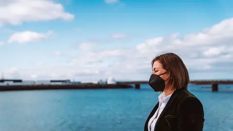La alcaldesa de Arrecife, Astrid Pérez,  en el litoral de Arrecife. Al fondo el Islote de la Fermina
