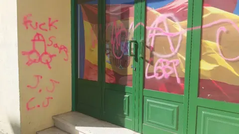 Imagen de cómo amaneció la fachada de la sede de VOX en Arrecife.