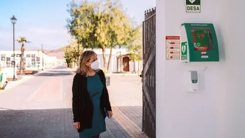 La concejal de Sanidad Saro González junto al nuevo desfibrilador en el Cementerio Municipal de Arrecife