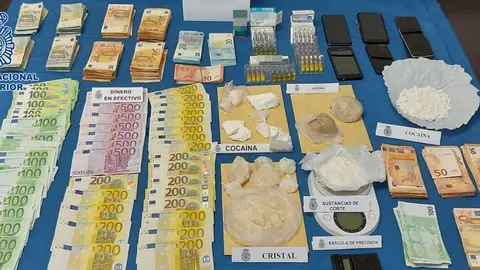 Imagen del dinero y parte del material incautado por la Policía.