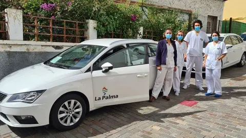 Uno de los equipos de vacunación con uno de los coches cedidos