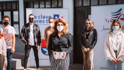 La concejal de Participación Ciudadana y Juventud, Eli Merino, con los participantes en la grabación del CD Ahora, en los exteriores de la Casa de la Juventud de Arrecife