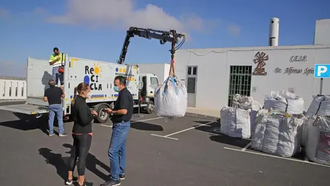 Entrega Tapones Solidarios Cabildo (1)