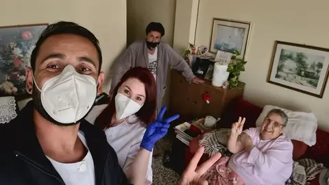 Imagen de vacunación en domicilio a grupo de grandes dependientes
