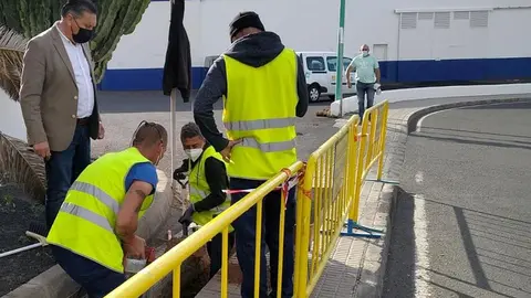 El Ayuntamiento de Arrecife mejora el alumbrado público en los accesos al Hospìtal General de Lanzarote. El concejal Roberto Herbón supervisa las obras