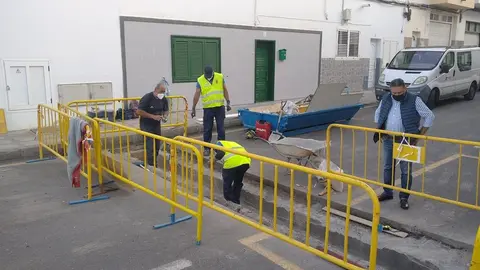 El Ayuntamiento de Arrecife instala nuevos imbornales de mayor caudal en una calle crítica ante las lluvias, en el barrio de Titerrory. El concejal de Obras supervisa el trabajo