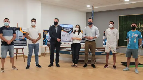 Patrones de los 4 barquillos de Playa Blanca con el alaclde y concejal de Deportes