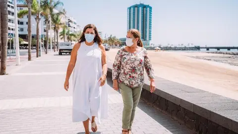 Arrecife saca a licitación la vigilancia y socorrismo en la playa del Reducto. La alcaldesa Astrid Pérez y la concejal de Playas, Ángela Hernández, en El Reducto