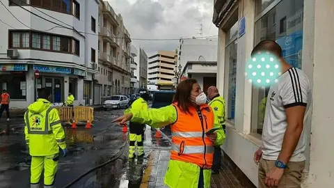 La alcaldesa de Arrecife, Astrid Pérez, habla con uno de los vecinos afectados por las inundaciones en la calle Portugal, en el 2020.