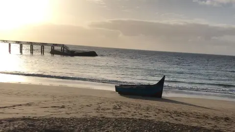 Imagen de la patera que llegó este viernes a la playa de La Garita.