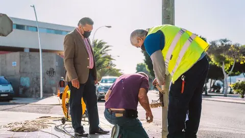 Arrecife instala nueva red de alumbrado público junto a la Escuela Pancha Lasso. El concejal Roberto Herbón supervisa los trabajos