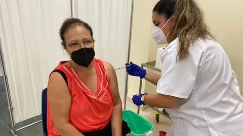 Una mujer se vacuna en Lanzarote