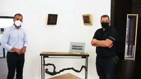 El autor (der) y el concejal de Cultura de Yiza