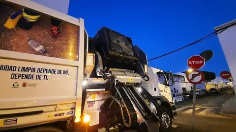 Vehículo del Servicio Municipal de Limpieza del Ayuntamiento de Arrecife