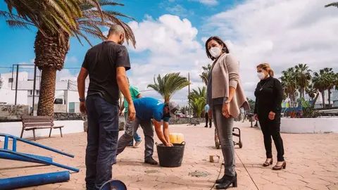 La alcaldesa Astrid Pérez y la concejal Ángela Hernández muestran este parque biosaludable de Altavista  en proceso de reparación algunas de sus máquinas