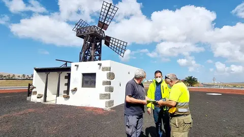 Jacobo Medina en la rotonda de La Molina en Playa Blanca