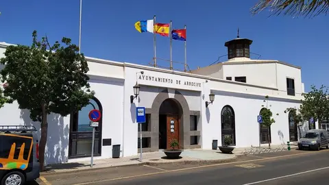 Exterior del edificio central del Ayuntamiento de Arrecife
