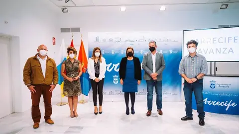 La alcaldesa de Arrecife, Astrid Pérez, y los portavoces del Grupo de Gobierno en la presentación de los presupuestos del 2021