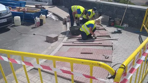 El Ayuntamiento de Arrecife mejora la accesibilidad a la playa de La Concha. Trabajadores municipales