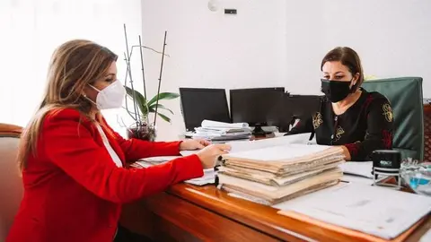 Astrid Pérez y María Jesús Tovar. En una reunión de trabajo en la alcaldía