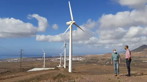 ALEXIS Y RAÚL DE LEÓN JUNTO VIEJOS AEROGENERADORES MONTAÑA MINA 2