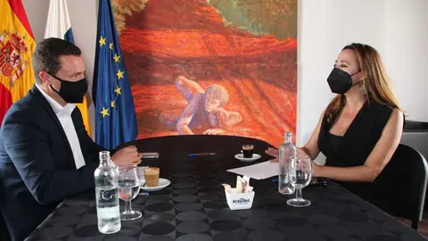 Imagen de la reunión mantenida entre la presidenta del Cabildo y el alcalde de Yaiza.