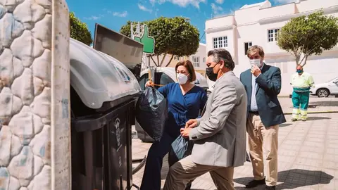 Presentación de la campaña de mayor civismo y evitar arrojar escombros que lanza el Ayuntamiento de Arrecife . La alcaldesa y el concejal de Limpieza