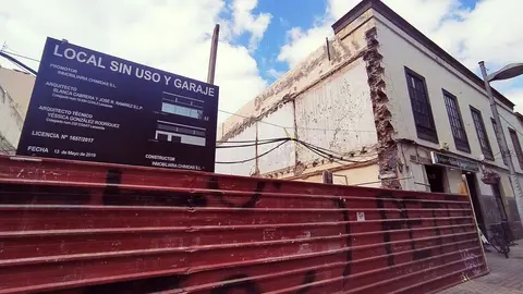 Iniciada la construcción de este edificio comercial en la calle Real. Con una licencia otorgada hace tiempo