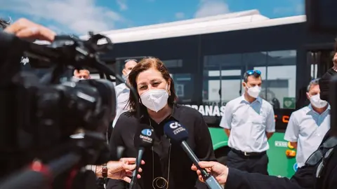 Arrecife contrata a nuevos conductores. La alcaldesa con la concejal de Transportes y el encargado del Servicio de Guaguas Municipales. La alcaldesa anuncia la compra de gauguas