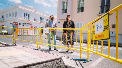 Nuevas aceras y mejora de la accesibilidad en calles de Argana Alta. La alcaldesa Astrid Pérez y el conceal Roberto Herbón visitan las obras municipales