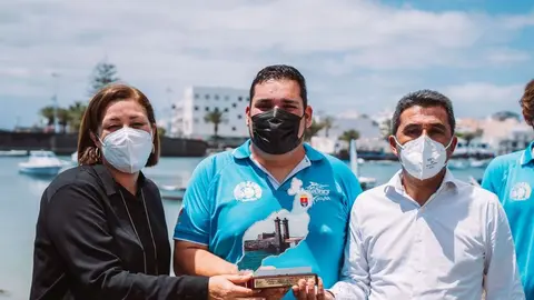 Reconocimiento al Club Los Marlines por sus nuevos triunfos deportivos. La alcaldesa de Arrecife y el concejal de Deportes hacen entrega de un reconocimiento